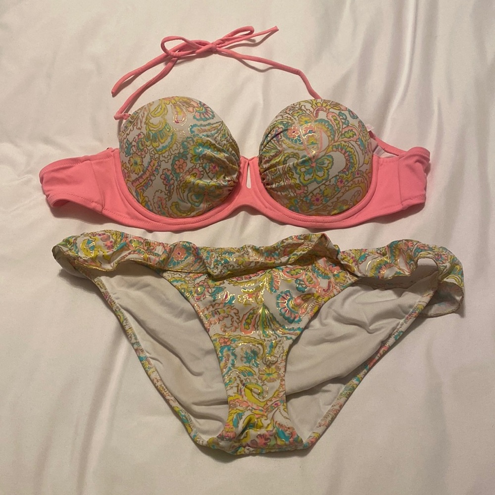 CORAL color fluorescent bikini Victoria secret 🤫. Bottom has cute ruffles.